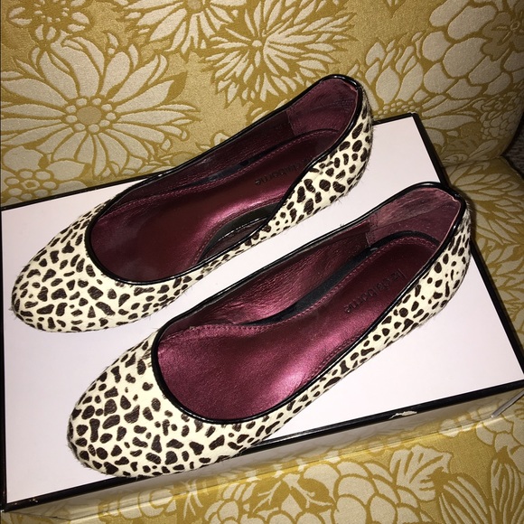 Make a subtle statement with these awesome flats!