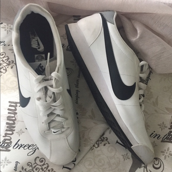 Men's Nike white shoe