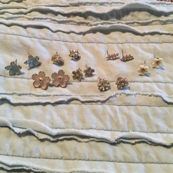 Flower stud earrings