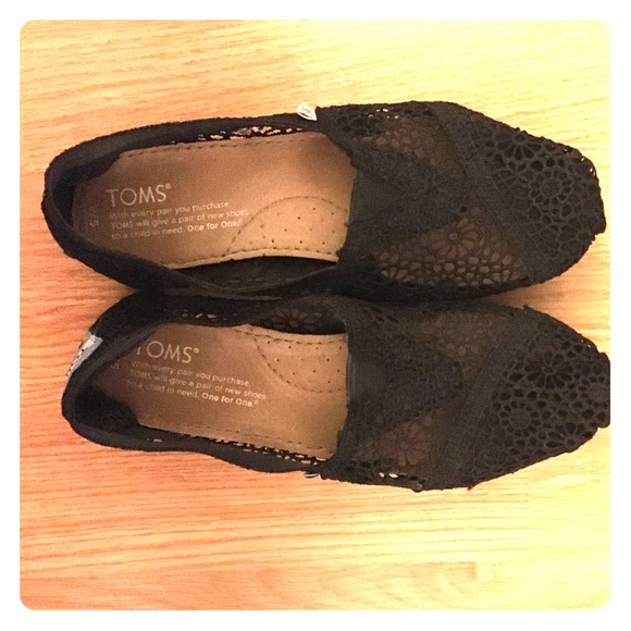 Black lace Toms