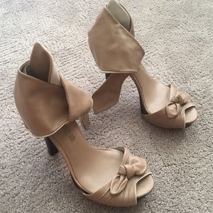 Brand New Vintage L.A.M.B tan pumps