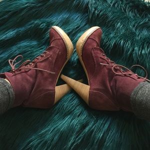 Lace-up ankle boots
