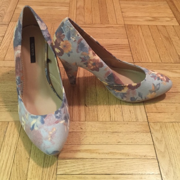 Flower High Heel Pumps NWOT
