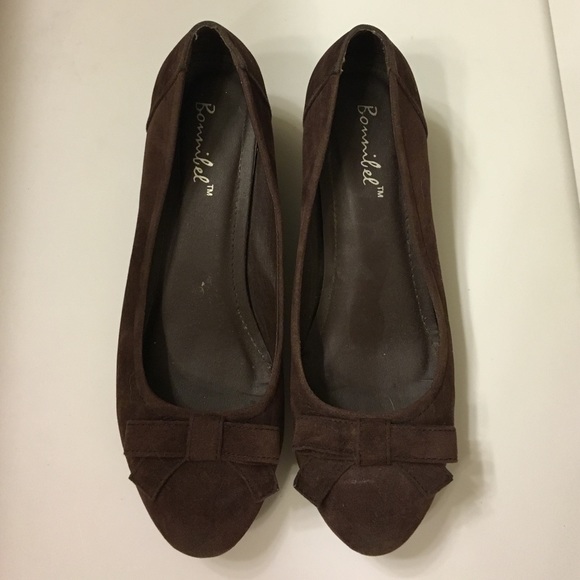 Brown wedge heels with bow.