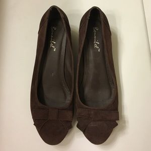 Brown wedge heels with bow.