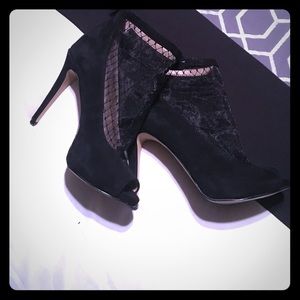 Size 5 and a half. Black Laced heels