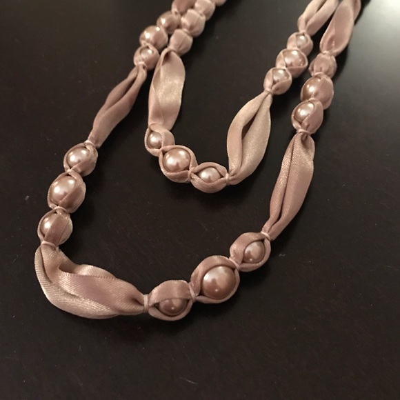 Silk-enclosed pearl necklace - Picture 2 of 3