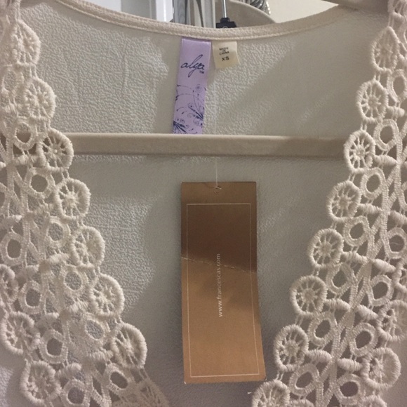 Beautiful float blouse - Picture 3 of 4