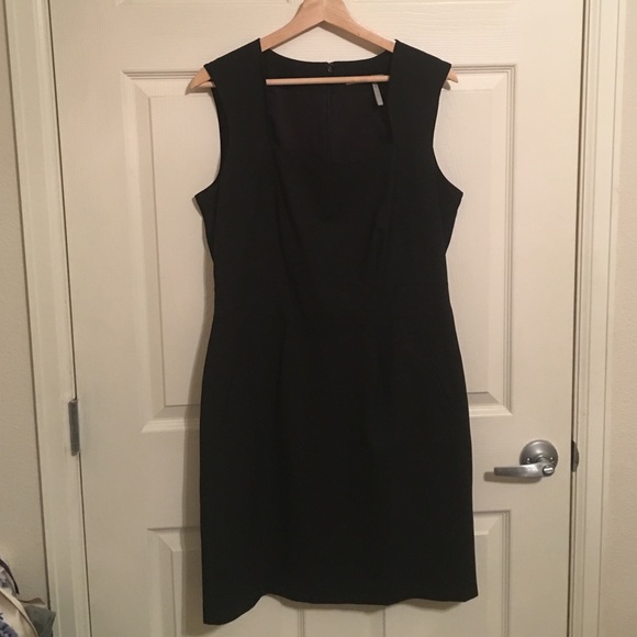 Classiques Entier Faux Pocketed Black Dress - Picture 4 of 4
