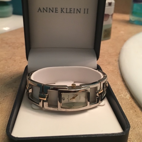 🎉🎉Anne Klein ll NEEDS TO GO ‼️‼️