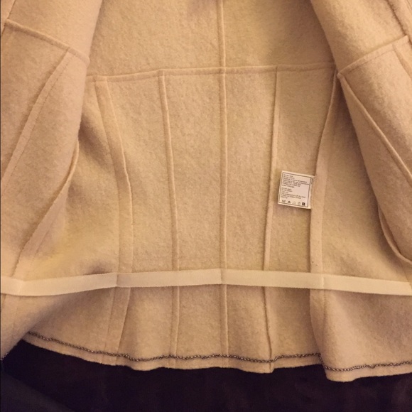 π―% authentic Chanel wool jacket - Picture 4 of 4