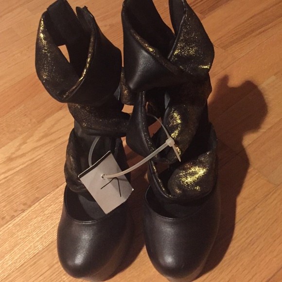 Black & gold strappy platform heels