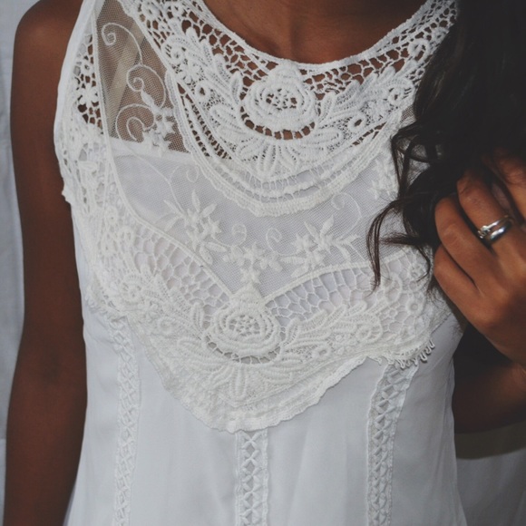 ☀️Lacey neckline tunic top