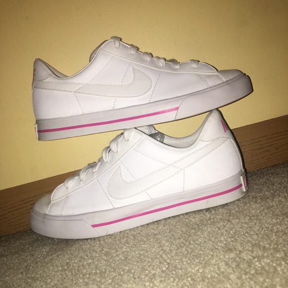 Nike shoes w pink accents💗💗
