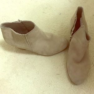 Cream/tan booties size 8