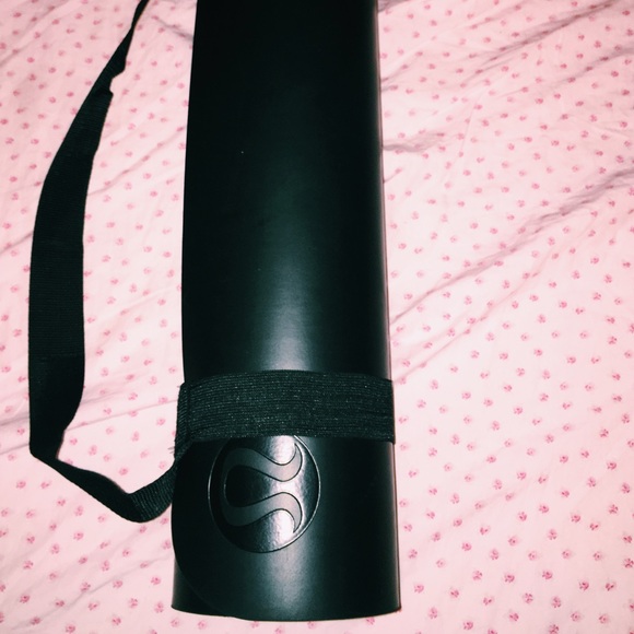 Used once, was a gift from a friend. LULU YOGA MAT