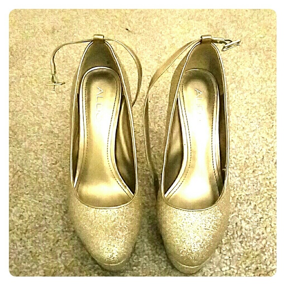 GORGEOUS!!! Gold High Heels!!!