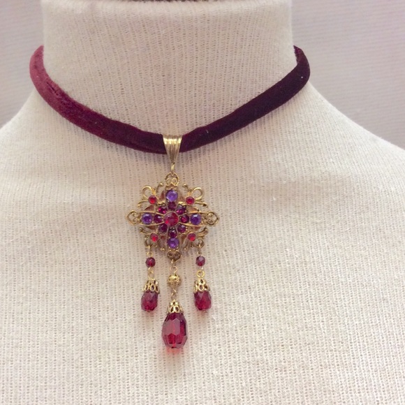 Red velvet gold pendant choker necklace new