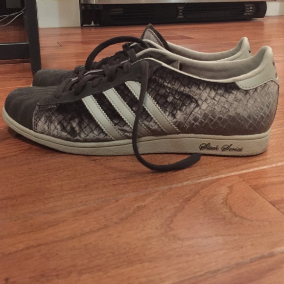 VINTAGE ADIDAS SNEAKER / SHOE