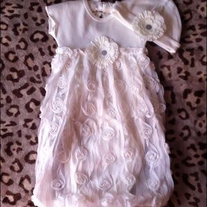 Gown & hat by Starting Out,size 0-6 month