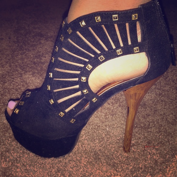 Black and gold pumps