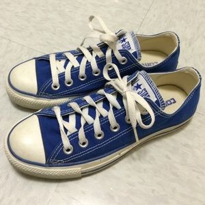 Blue low top converse