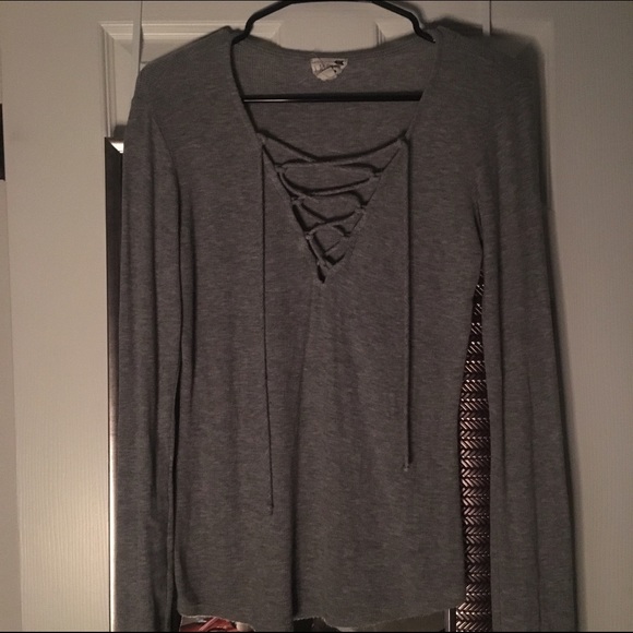 Ribbed tie at the front shirt
