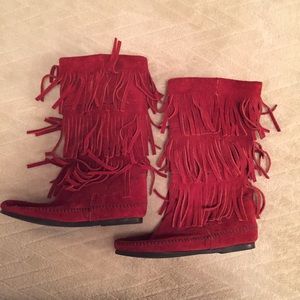 NWOT Minnetonka 3-Layer Fringe Red Suede Boot