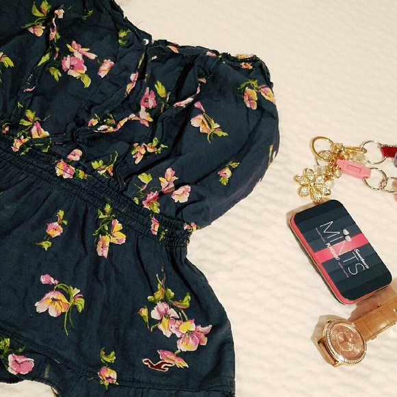 🌍DONATED🌎  Hollister flower top