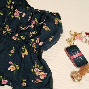 🌍DONATED🌎  Hollister flower top