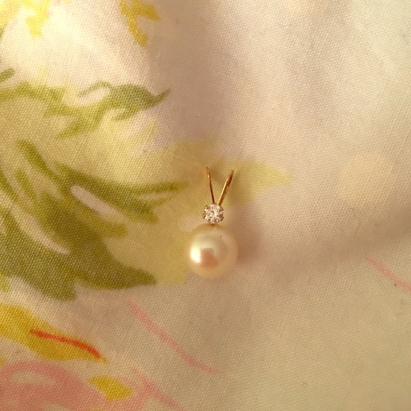 Freshwater pearl in 14k gold setting with diamond - Picture 1 of 1