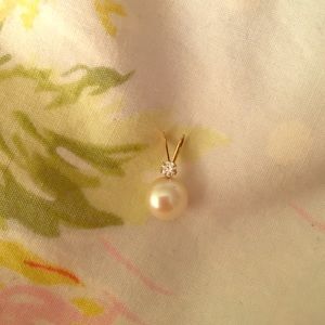 Freshwater pearl in 14k gold setting with diamond