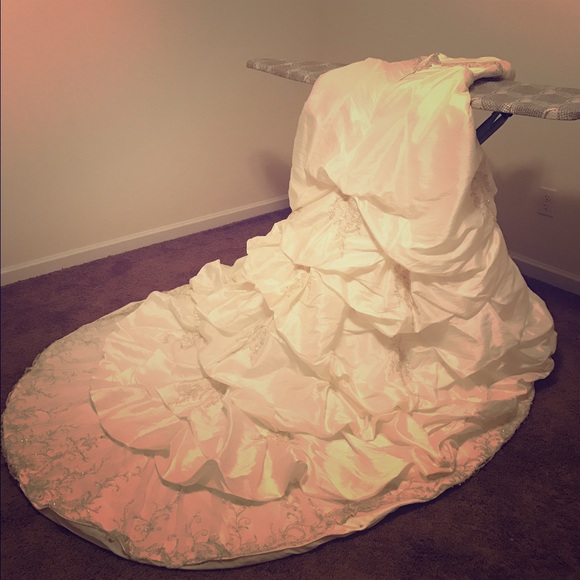 Strapless Sweetheart Neckline Ivory Wedding Dress
