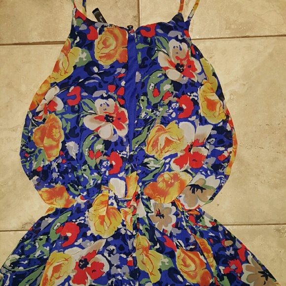 Flouncy Floral Dress - Picture 3 of 4