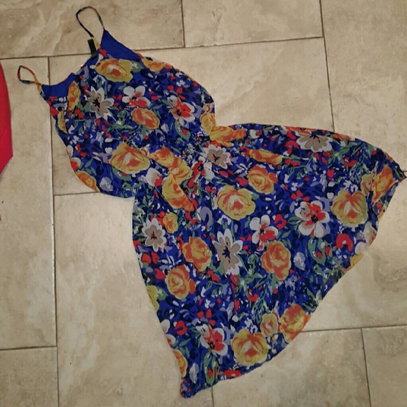 Flouncy Floral Dress - Picture 4 of 4