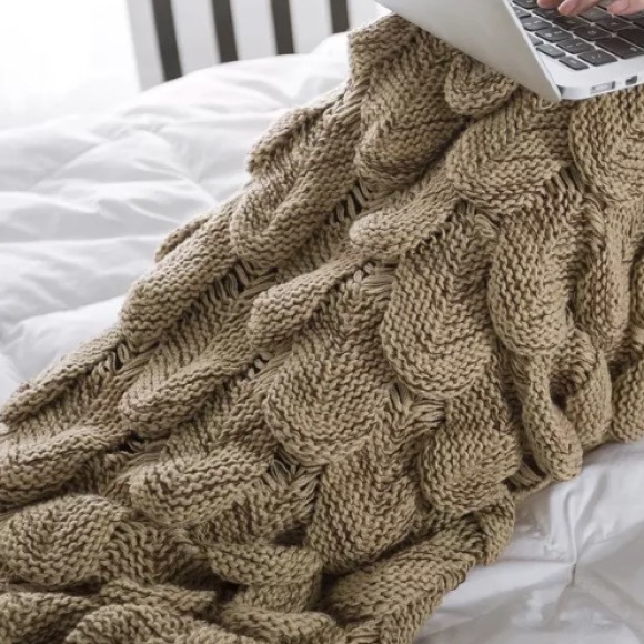 || Mermaid Tail || Knit 3D Scales Blanket - Picture 3 of 4