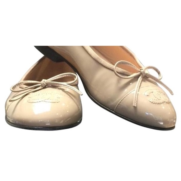 CHANEL BEIGE/NUDE PATENT LEATHER CC BALLET SZ 38