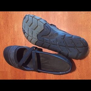 Black Keen Flats Size 10