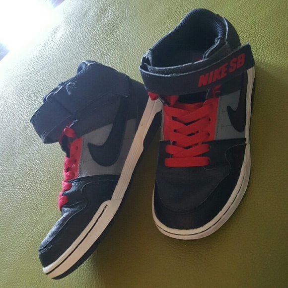 Boys 1Y Nike hi top shoes black grey red