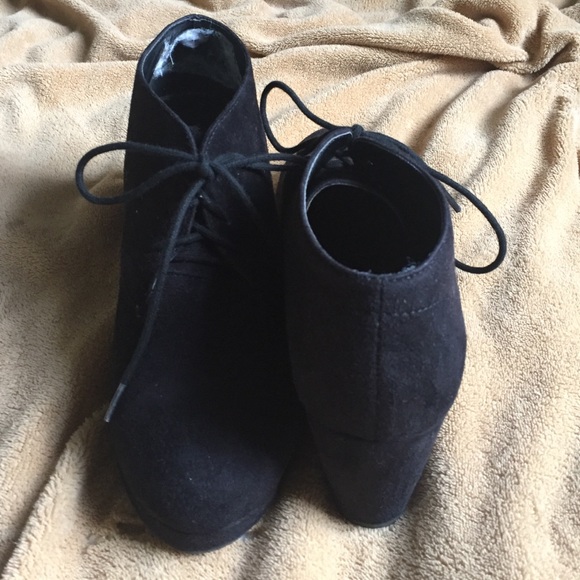 💚 Black Wedged Closed Heels