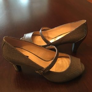 Stylish grey-patterned peep-toe heels w sexy strap