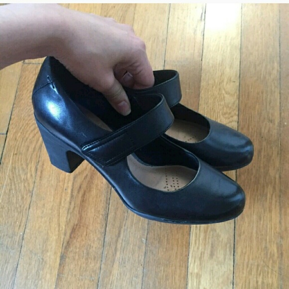 Clarks Mary Jane Pumps.
