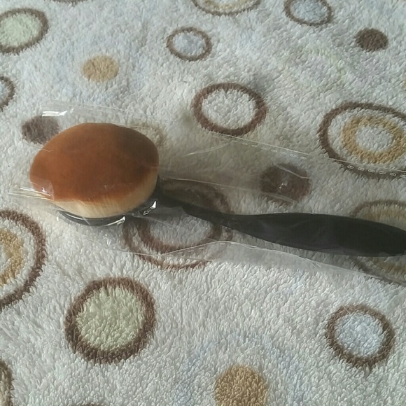 Oval make up brush