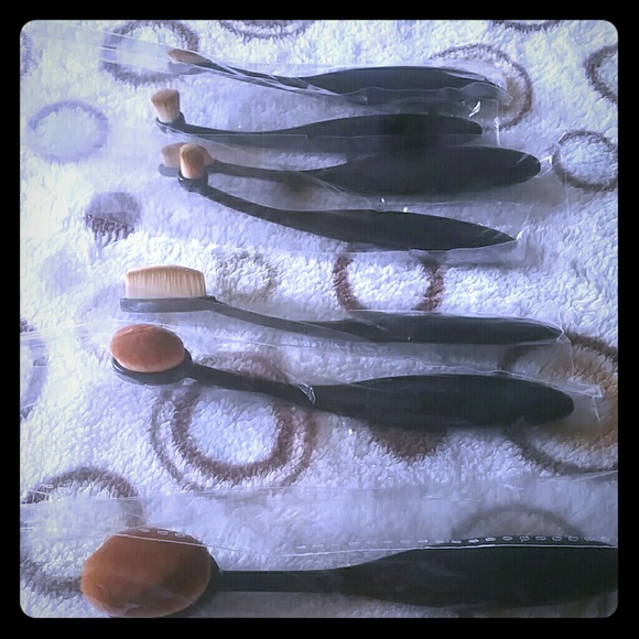 Oval makeup brush