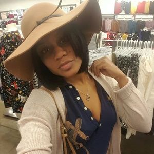 Meet your Posher, Laura