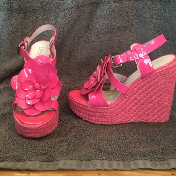 Vera Wang Lavender 9.5 pinkflower sandals .