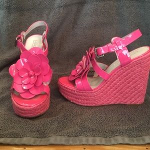 Vera Wang Lavender 9.5 pinkflower sandals .