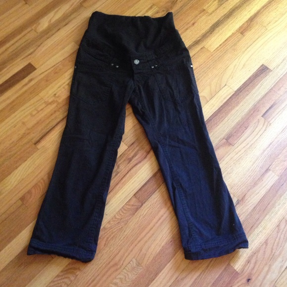 Maternity black capris size 6