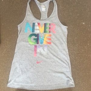 🏃🏼‍♀️NIKE NEVER GIVE IN WORKOUT TANK!