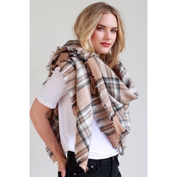 🔥CLEARANCE🔥 Beige Plaid Oversize Blanket Scarf - Picture 2 of 3